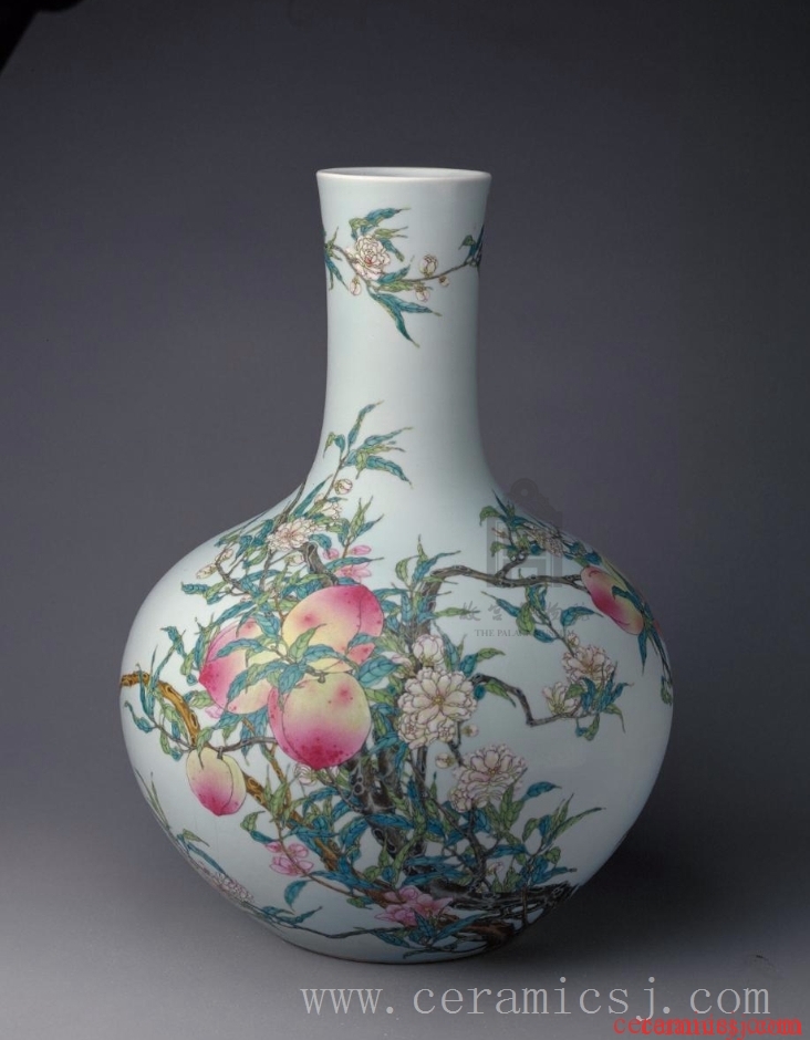 Kiln: Jingdezhen Kilns  Period: Qianlong reign (1736-1795), Qing dynasty (1644-1911)  Glazetype: famille-rose paint  Medium: porcelain  Dimensions: height: 64.7 cm, mouth diameter: 22.2 cm, foot diameter: 20.4 cm 