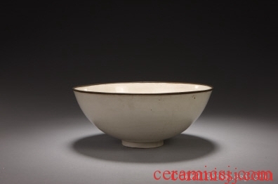 Kiln: Ding ware  Period: Northern Song dynasty (960-1127)  Glazetype: white glaze  Dimensions: height: 9.3 cm, mouth diameter: 21.8 cm, foot diameter: 6.6 cm 