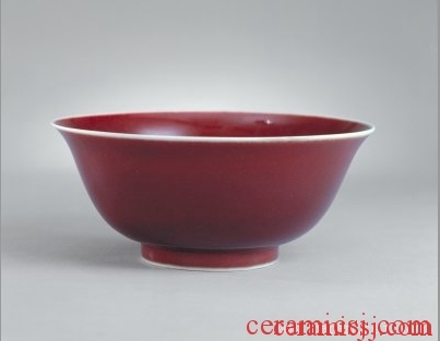 Period: Xuande reign (1426-1435), Ming dynasty (1368-1644)  Origin: Qing court collection  Dimensions: height: 8 cm, mouth diameter: 18.9 cm, foot diameter: 8 cm 