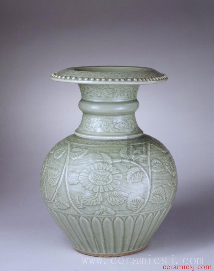Kiln: Longquan kilns  Period: Ming dynasty (1368-1644)  Glazetype: celadon