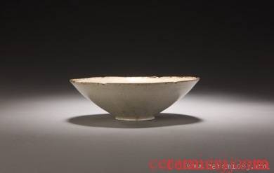 Kiln: Ding kilns  Period: Northern Song dynasty (960-1127)  Glazetype: white glaze  Dimensions: height: 5.9 cm, mouth diameter 19.2 cm, foot diameter: 5.6 cm 