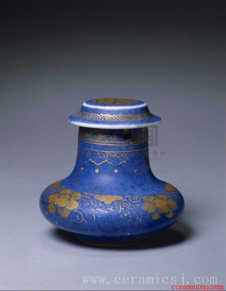 Period: Kangxi reign (1662-1722), Qing dynasty (1644-1911)  Date: undated  Dimensions: height: 6.2 cm, mouth diameter: 3 cm, foot diameter: 3.3 cm 
