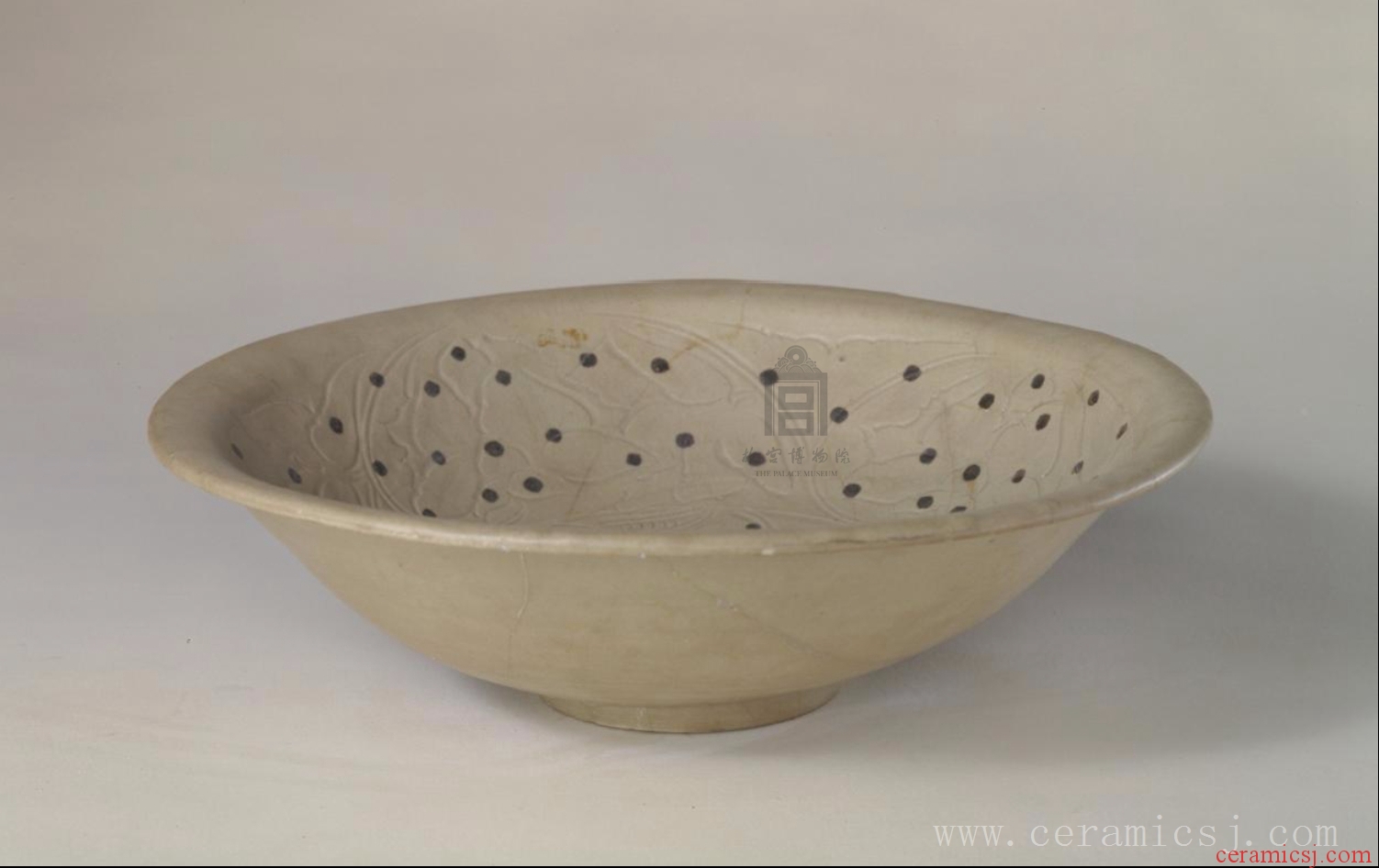 Kiln: Xicun kilns  Period: Song dynasty (960-1279)  Glazetype: bluish-white glaze 