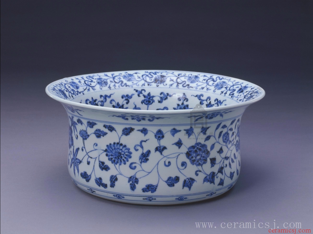 Kiln: Jingdezhen kilns  Period: Yongle reign (1403-1424), Ming dynasty (1368-1644)  Glazetype: blue-and-white glaze 
