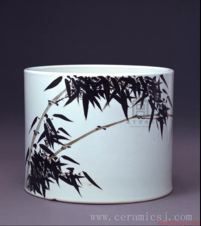 Period: Kangxi reign (1662-1722), Qing dynasty (1644-1911)  Date: undated  Origin: Qing court collection  Dimensions: height: 14.2 cm, mouth diameter: 18.4 cm, nottom diameter: 18 cm 