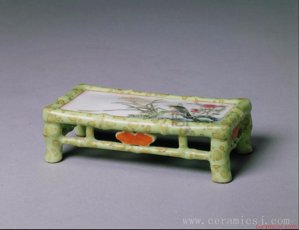 Period: Qianlong reign (1736-1795), Qing dynasty (1644-1911)  Date: undated  Origin: Qing court collection  Dimensions: height: 2.5 cm, length: 8.6 cm, width: 4.3 cm 
