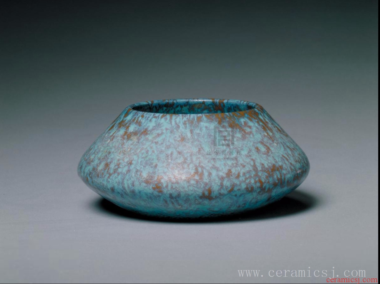 Period: Yongzheng reign (1723-1735), Qing dynasty (1644-1911)  Date: undated  Origin: Qing court collection  Dimensions: height: 4.5 cm, mouth diameter: 5 cm, foot diameter: 4.8 cm 