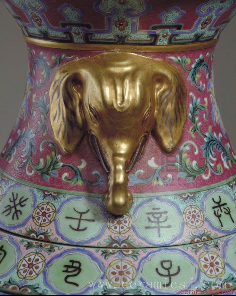 Kiln: Jingdezhen kilns  Period: Qianlong reign (1736-1795), Qing dynasty (1644-1911)  Dimensions: height: 40.2 cm, mouth diameter: 19.2 cm, foot diameter: 21 cm 