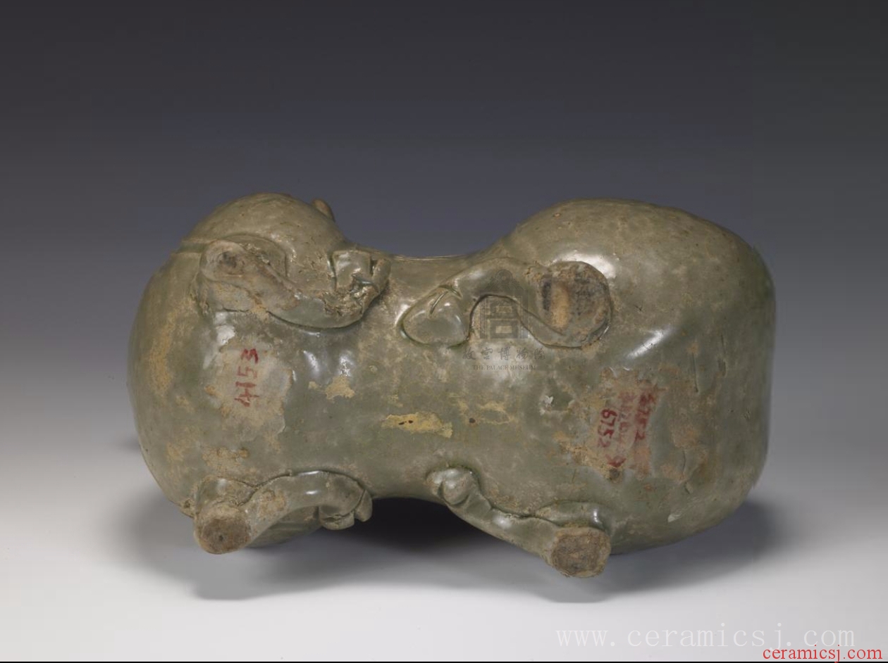 Period: Western Jin dynasty (265-316)  Glazetype: celadon  Dimensions: height: 13.2 cm 