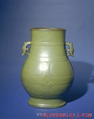 Period: Yongzheng reign (1723-1735), Qing dynasty (1644-1911)  Glazetype: tea-dust glaze 