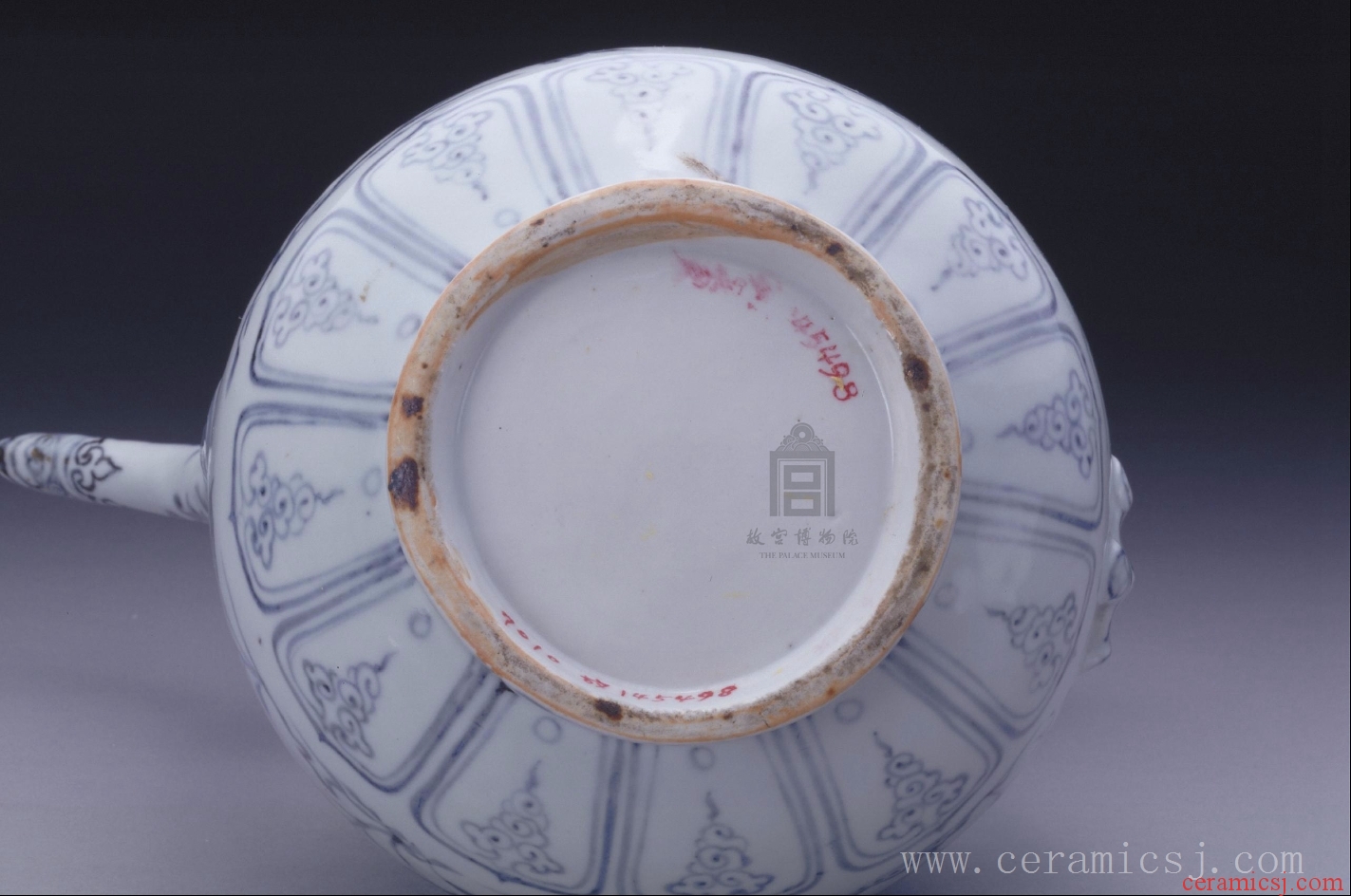 Period: Hongwu reign (1368-1398), Ming dynasty (1368-1644)  Date: undated  Dimensions: height: 27.8 cm, mouth diameter: 7.7 cm, foot diameter: 11.7 cm 