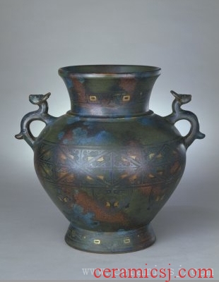 Period: Qianlong reign (1736-1795), Qing dynasty (1644-1911)  Date: undated  Dimensions: height: 22.2 cm, mouth diameter: 13.2 cm, foot diameter: 11.7 cm 