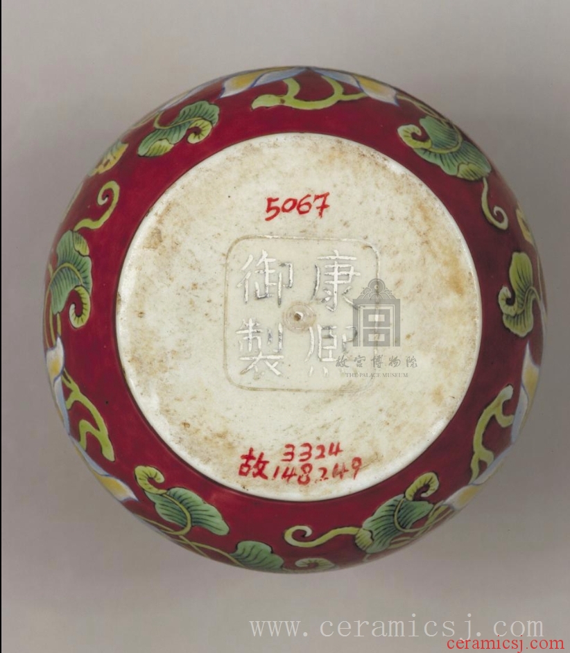 Period: Kangxi reign (1662-1722), Qing dynasty (1644-1911)  Medium: porcelain and painted enamel  Date: undated  Dimensions: height: 12.2 cm, mouth diameter: 4.4 cm, foot diameter: 5.4 cm 