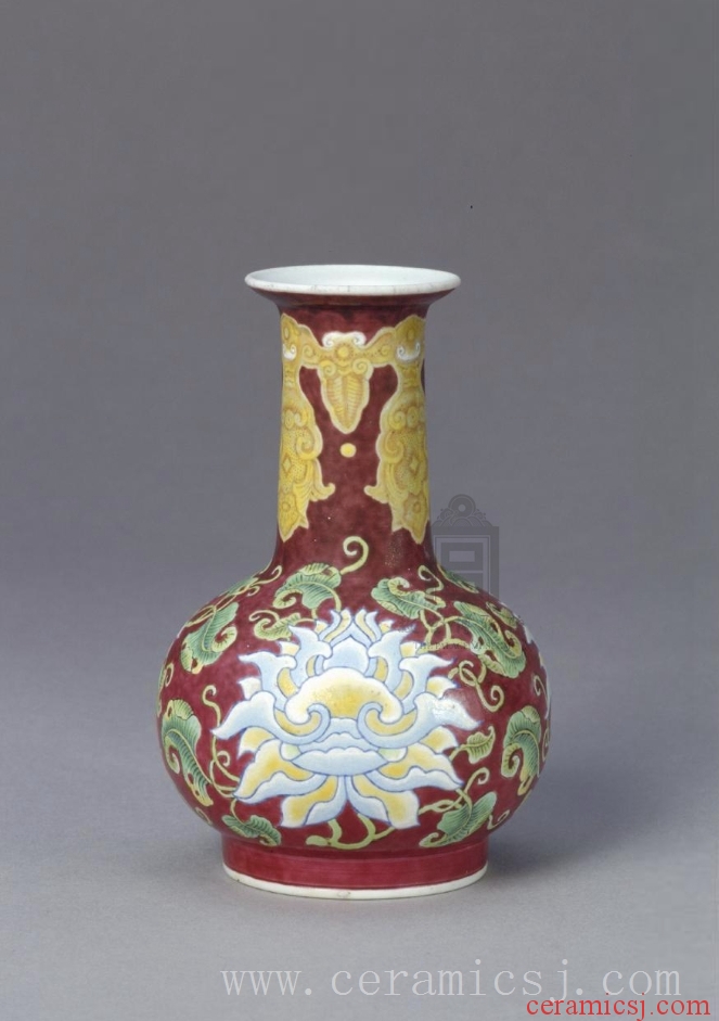 Period: Kangxi reign (1662-1722), Qing dynasty (1644-1911)  Medium: porcelain and painted enamel  Date: undated  Dimensions: height: 12.2 cm, mouth diameter: 4.4 cm, foot diameter: 5.4 cm 