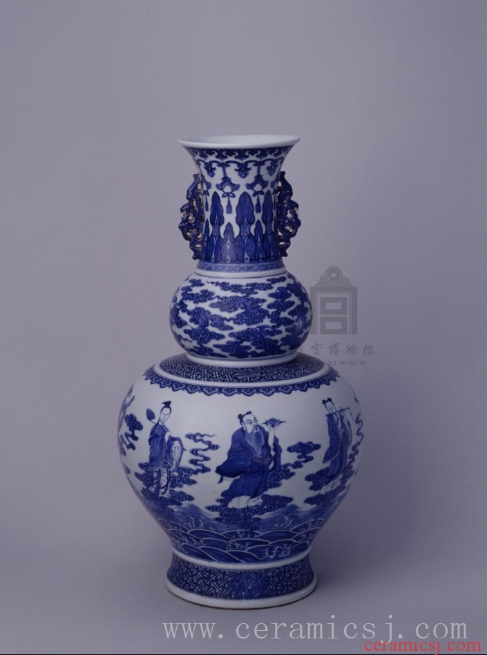 Kiln: Jingdezhen kilns  Period: Qianlong reign (1736-1795), Qing dynasty (1644-1911)  Glazetype: blue-and-white 