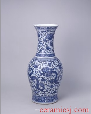 Kiln: Jingdezhen kilns  Period: Yongzheng reign (1723-1735), Qing dynasty (1644-1911)  Glazetype: blue-and-white 