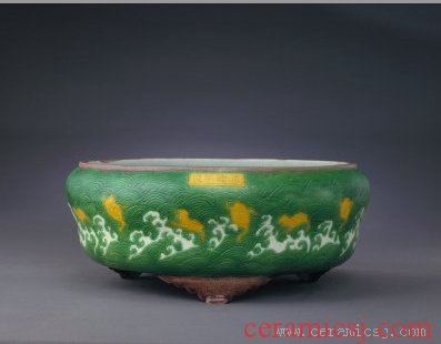 Kiln: Jingdezhen kilns  Period: Zhengde reign (1506-1521), Ming dynasty (1368-1644)  Glazetype: tricolor  Dimensions: height: 10.8 cm, mouth diameter: 23.7 cm, feet spacing: 17.8 cm 
