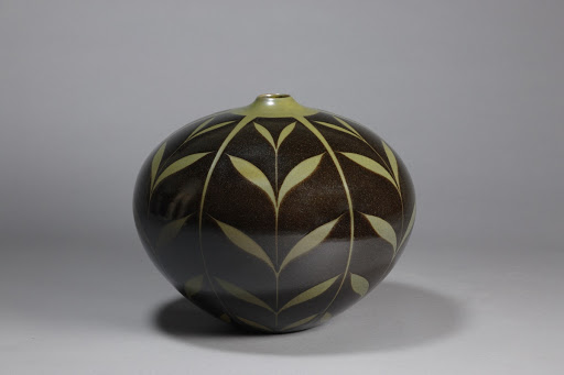 Jar with Naeshirogawa leaf design, Black Satsuma Ware - Araki Mikijiro
