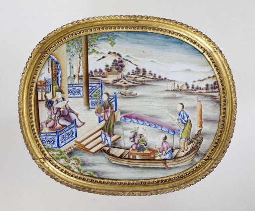 Ovale plaque van porselein met figuren bij een rivier met  boot en terras - Anonymous