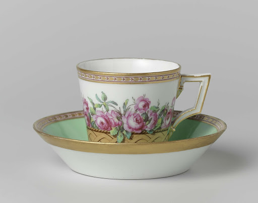 Kop, deel van een koffie- en theeservies, beschilderd met rozen in manden - K|nigliche Porzellan Manufaktur