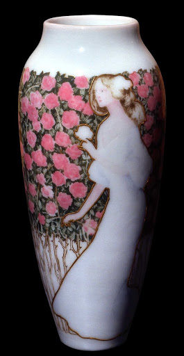 Vase decorated with woman's figure - Antoni Serra