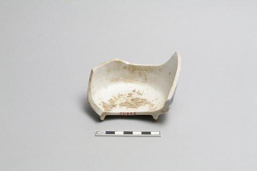 Straight-sided bottle or charcoal container (hi-ire), fragment of base