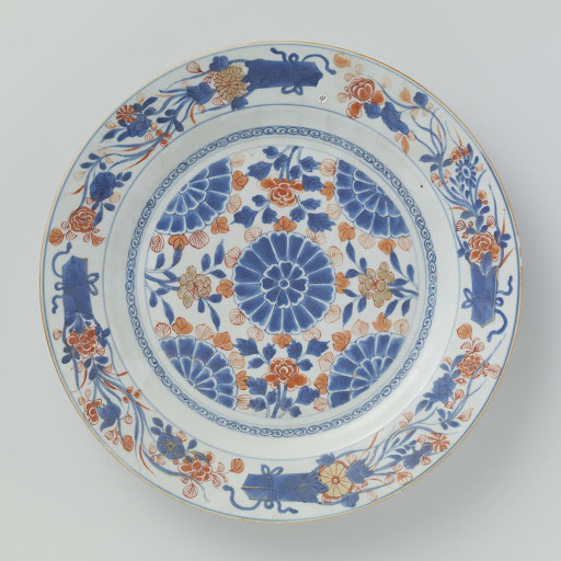 Dish with stylized flower heads, flower sprays and bouquets - Anonymous,