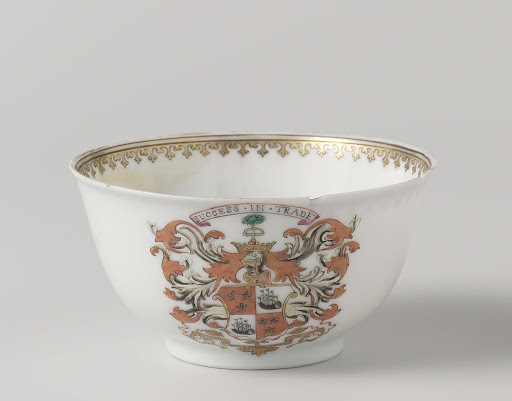 Bell-shaped cup with a coat of arms, lotus scrolls and spearhead-border - Anonymous