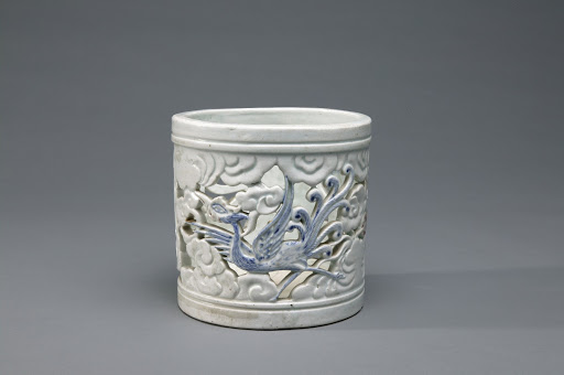 White Porcelain Paper Holder with Open-work cloud and Phoenix Design - Unknown