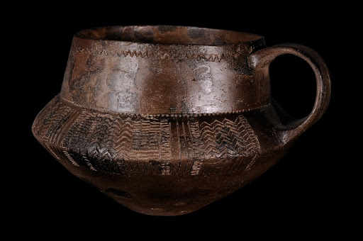 Hamburg and Archaeology: Neolithic Mug - Foto: AMH