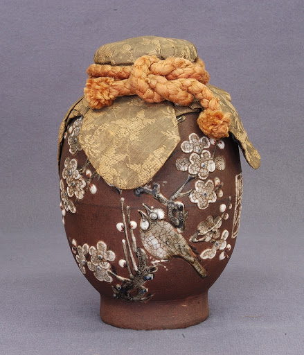 Leaf tea jar with design of plum and bush warbler - Unknown