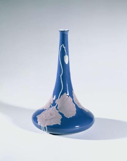 Vaas, veelkleurig beschilderd met klaprozen op een blauwe fond - Meissener Porzellan Manufaktur
