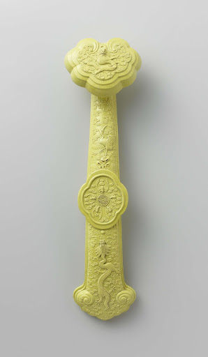 Yellow ruyi-scepter with dragons, bats and a crane - Anonymous