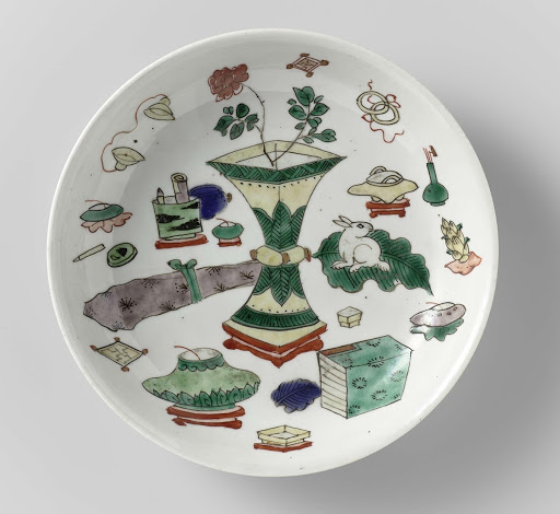 Saucer-dish with precious objects and antiquities - Anonymous