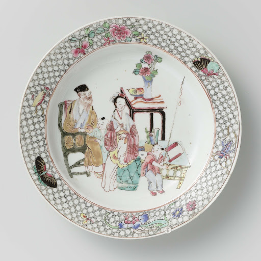 Soup plate with a Chinese old man, a lady and two boys among precious objects - Anonymous