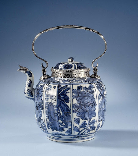Teapot with panel decoration with flowering plants, figures and silver mounts - Anonymous, Firma Arnoldi & Wielick