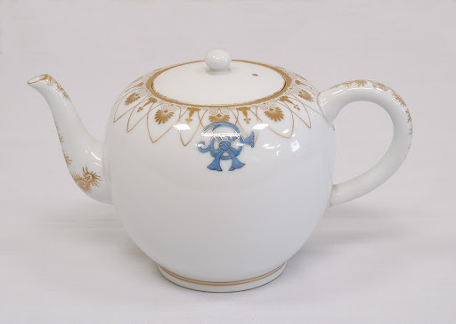 Teapot with Gion-mamori (Talisman) crest design, 
 blue and white, gold glazing, - Arita ware,Fukagawa kiln