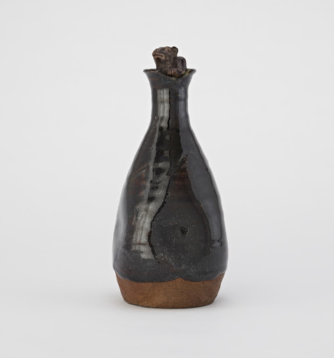 Sake bottle with squared sides and tanuki-shaped stopper - Artist: Nin’ami Dohachi