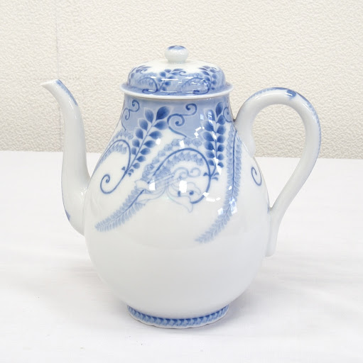 Coffee pot with wisteria design,
 blue and white - Arita ware, KORANSHA