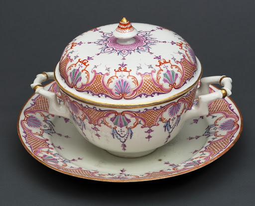 Bouillon bowl with lid and saucer - du Paquier Manufacturing