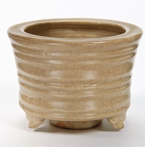 Footed pot
