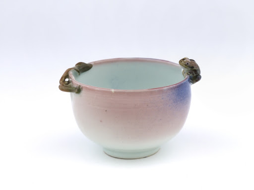 Peach-shaped bowl with frog on rim