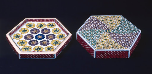 Ornamental hexagonal box, porcelain, Sarasatic pattern of four-petaled flowers,overglaze enamels - Tomimoto Kenkichi