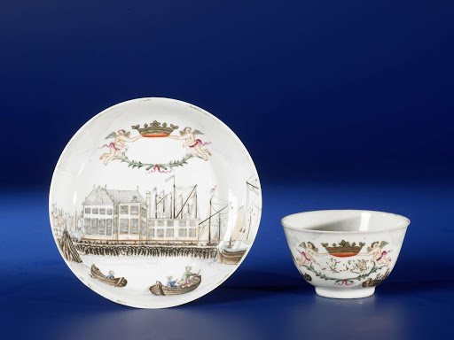 Bell-shaped cup and saucer with a view of Amsterdam - Anonymous