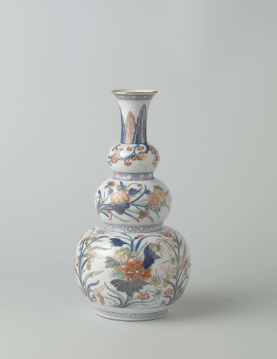 Triple gourd vase painted in Japanese style with large flower sprays - Anonymous