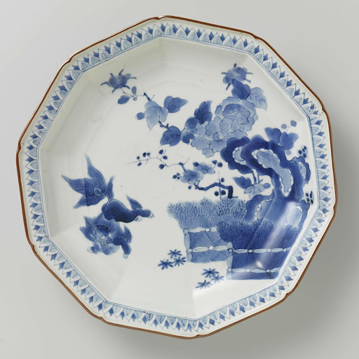 Tienhoekig bord met hekwerk, rotsen, 'shishi', pioenroos en prunus - Anonymous