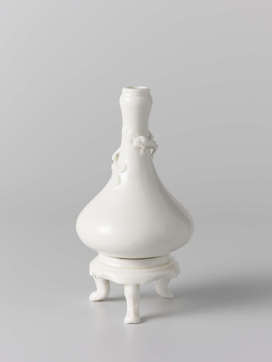 Pear-shaped vase with chilong dragon and stand - Anonymous