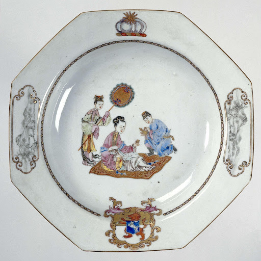 Octagonal soupplate with a seated Chinese lady and on the side the arms of the Powell family - Anonymous