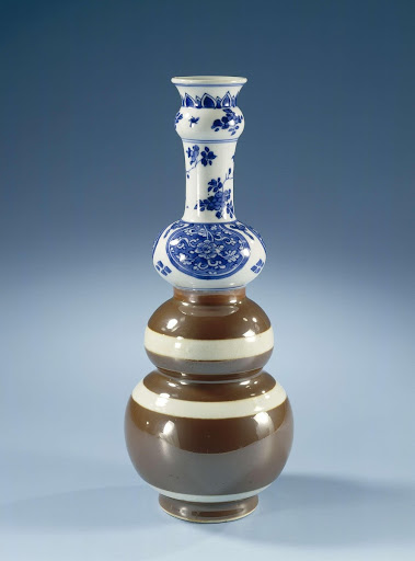 Triple gourd-shaped bottle with brown glaze and flower scrolls - Anonymous