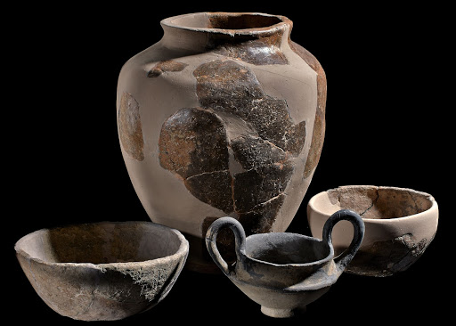 Olla cineraria and two bowls, Kantharos - unknown